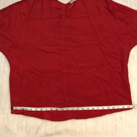 Larry Levine Short Sleeve Batwing Style Blouse - Picture 8 of 9